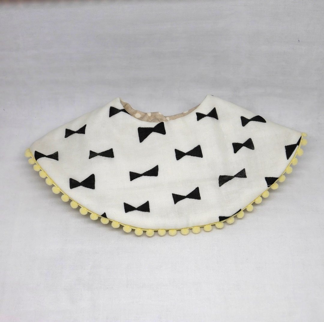 Japanese Handmade 8-layer-gauze 360 circle bib with bonbon - 围嘴/口水巾 - 棉 白色