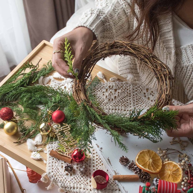 【在线】圣诞花圈 | 圣诞节交换礼物 花艺DIY / 教学影片+材料包 - 植栽 - 植物．花 