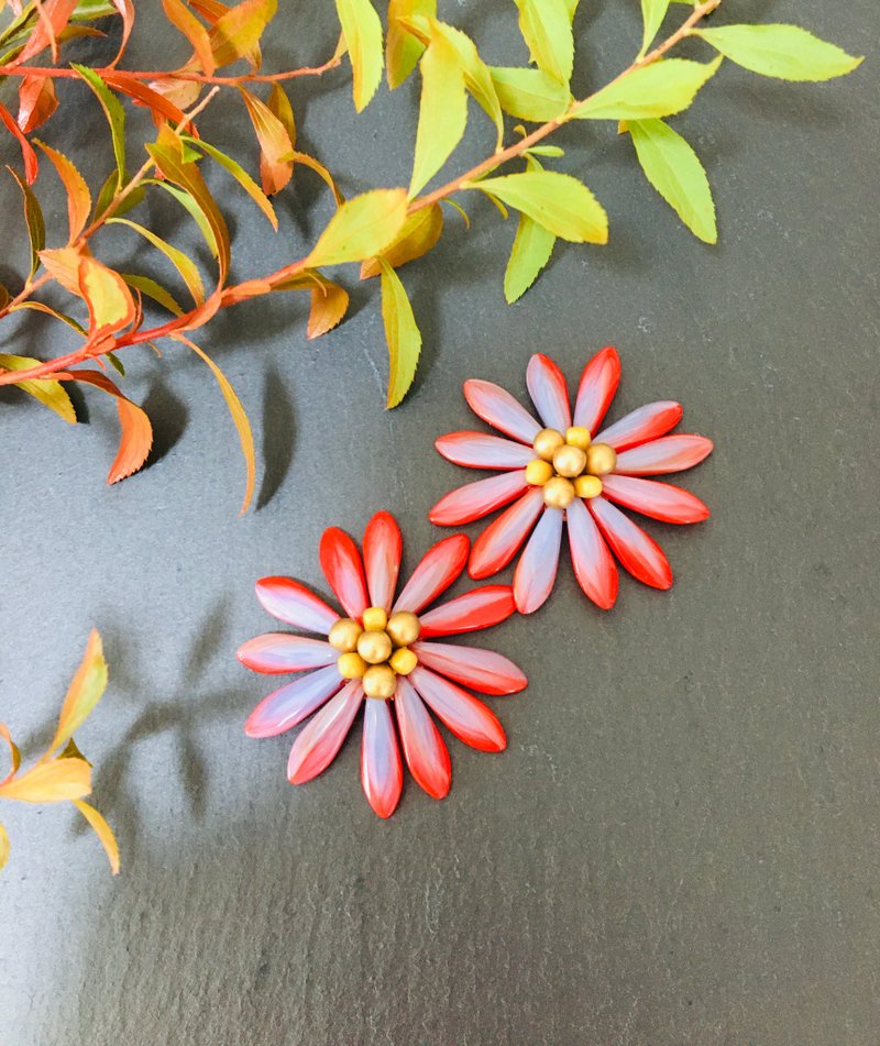 チェコビーズの赤い大きなお花のイヤリング - 耳环/耳夹 - 玻璃 红色