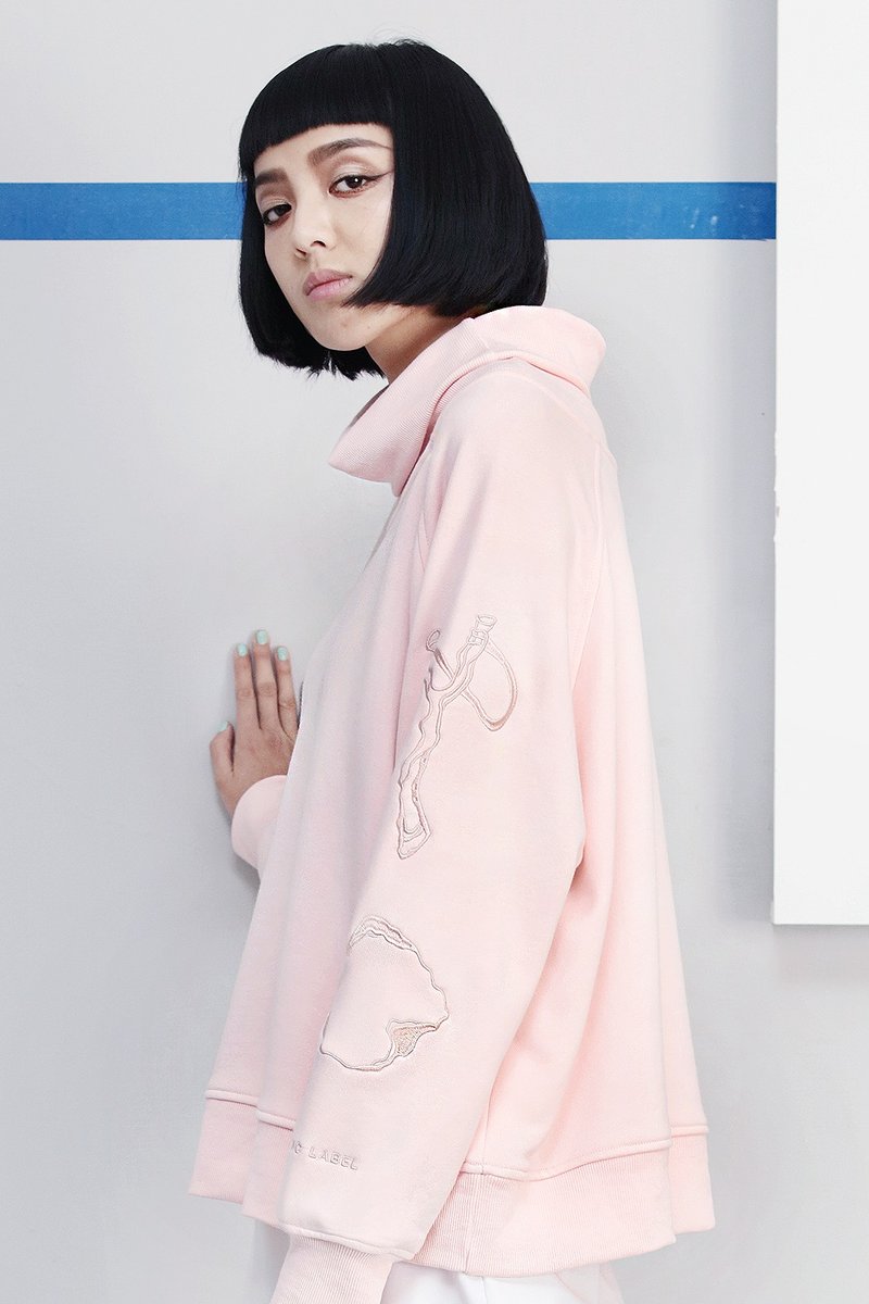 B.L.经典刺绣高领卫衣-粉 - 女装上衣 - 棉．麻 粉红色