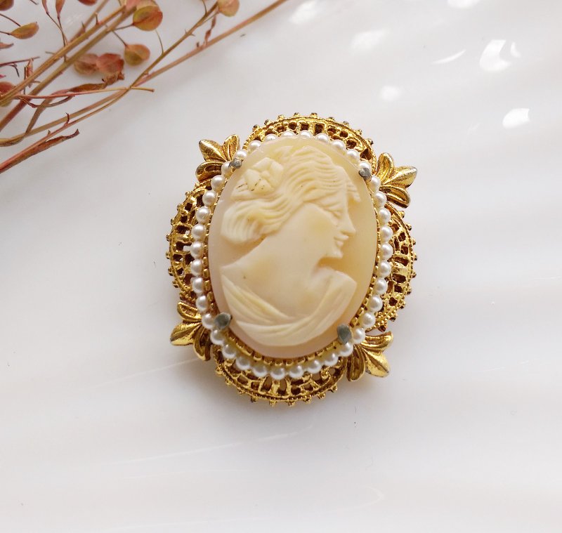 西洋古董饰品。FLORENZA CAMEO 仕女浮雕 小巧 鸢尾花纹 别针 - 徽章/别针 - 其他金属 金色