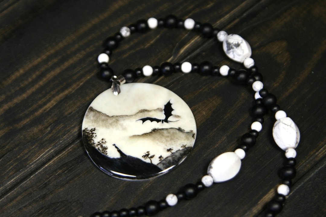 Dragon necklace. Miniature painting of dragon on mother of pearl pendant - 项链 - 珍珠 白色