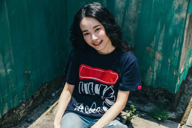 【限时出清6折】飞-解放自由潮流概念T-丈青色(女生版) - 女装 T 恤 - 棉．麻 蓝色