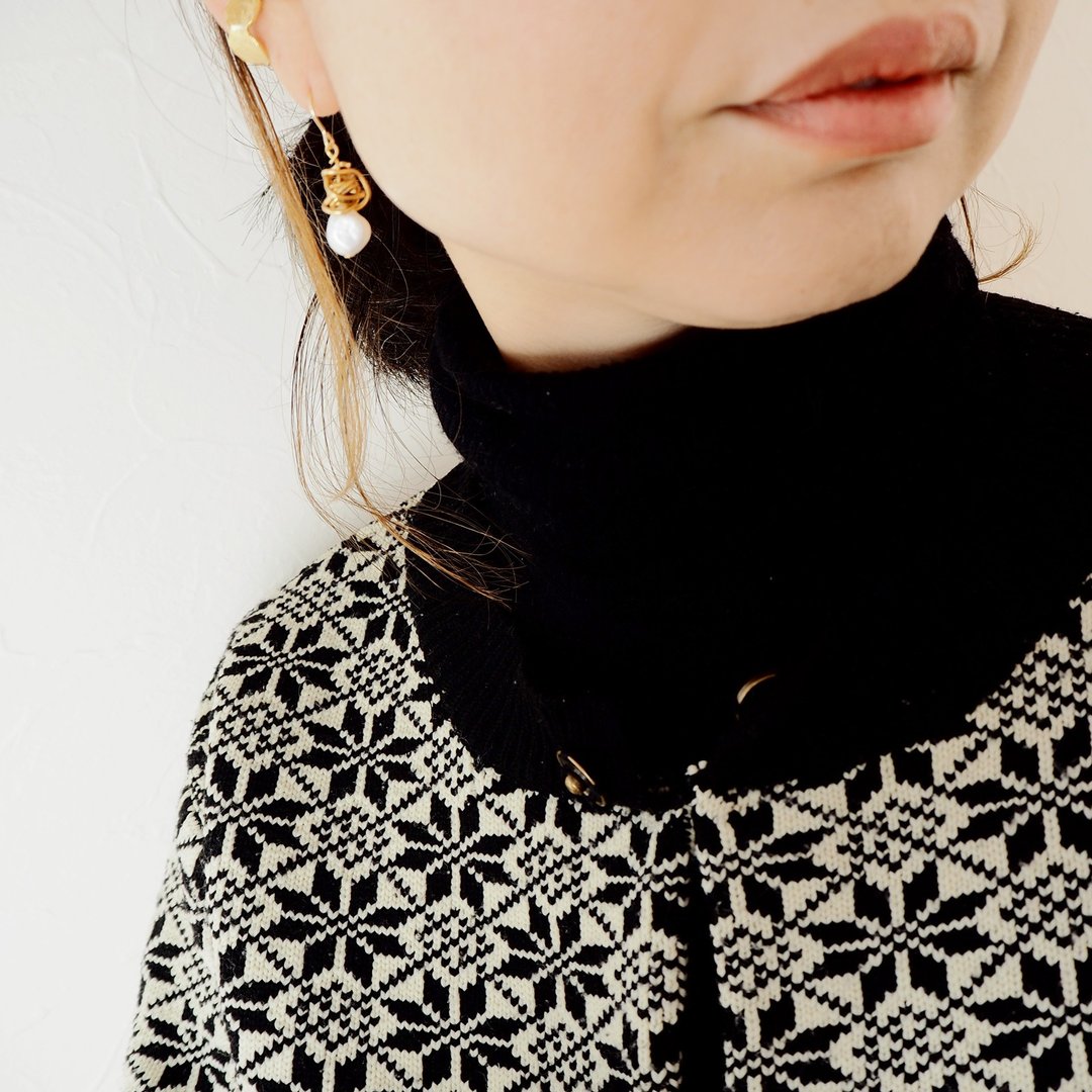 Doodle and Baroque Pearl Earrings - 耳环/耳夹 - 其他金属 金色