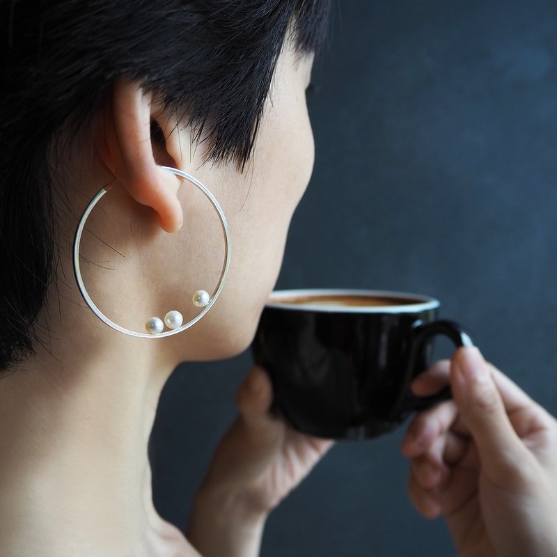 pearl round earring_珍珠圆框耳骨环 银 单支贩售 - 耳环/耳夹 - 银 银色