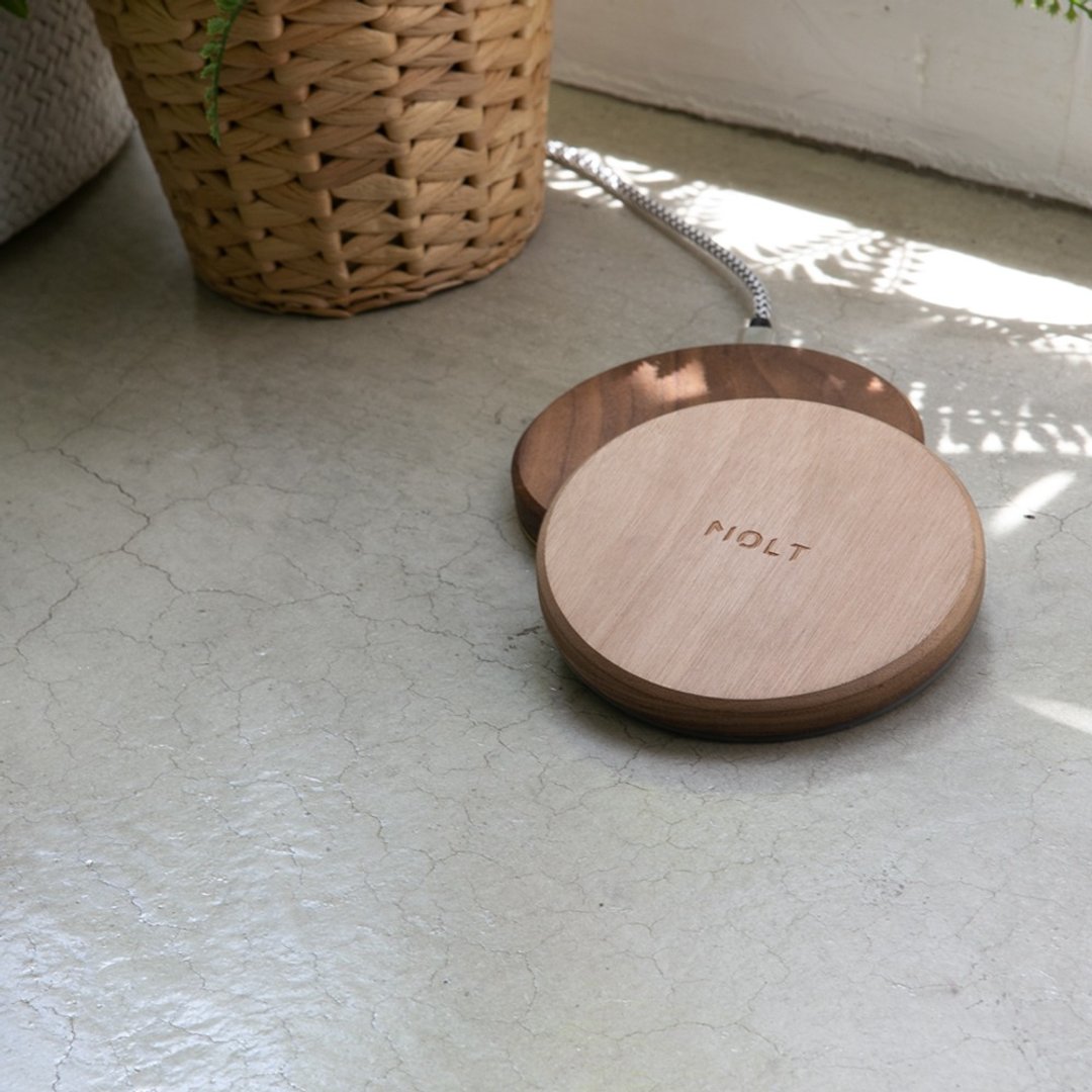 Aira胡桃实木无线充电器(台湾制造,内附USB-C编织线+QC3.0变压器) - 数码小物 - 木头 咖啡色