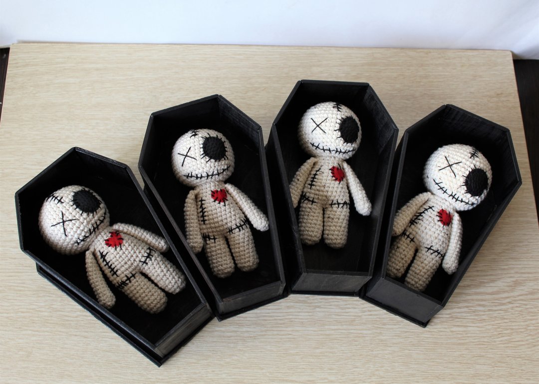 Voodoo doll in a black wooden coffin, coffin box, casket coffin - 收纳用品 - 羊毛 黑色