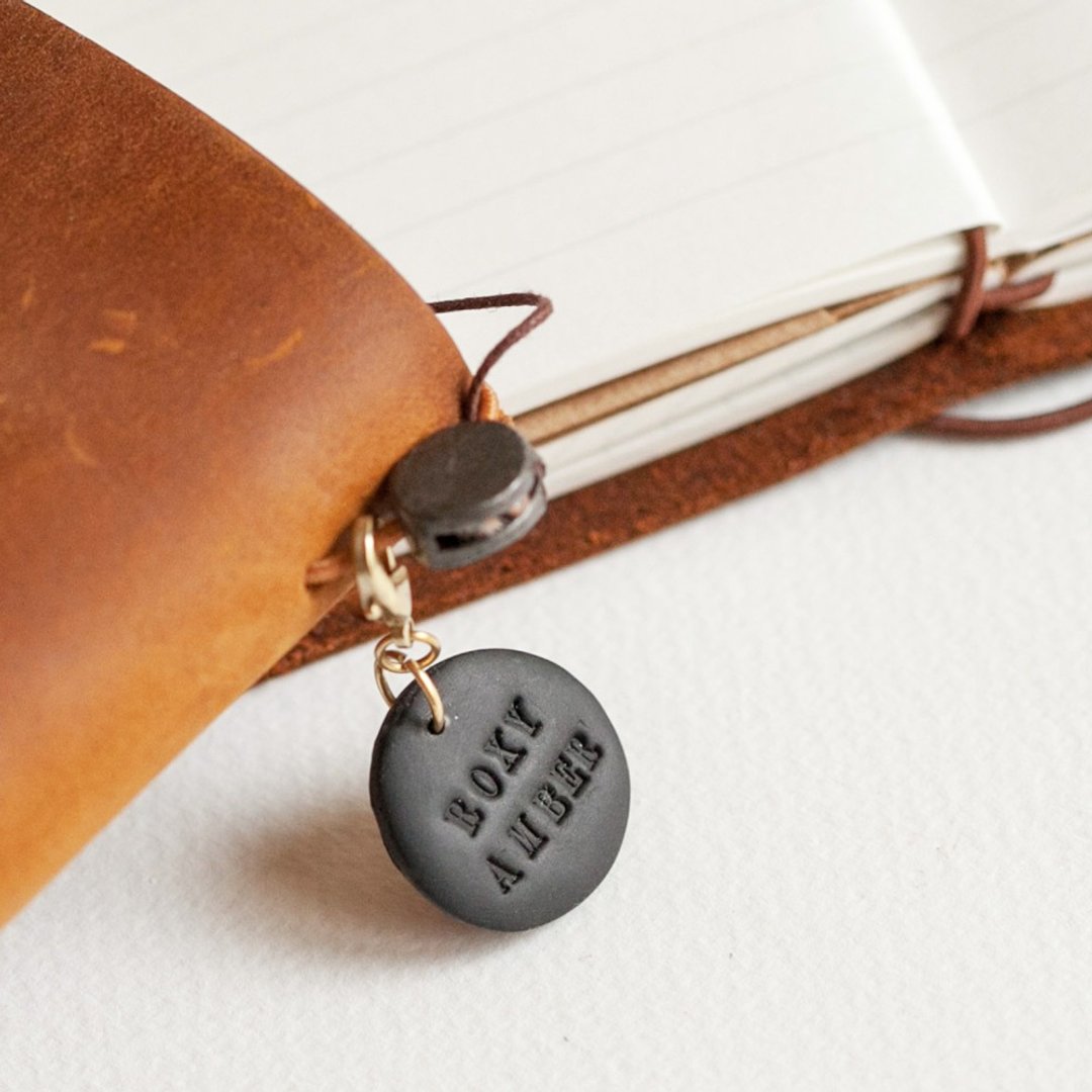 定制化刻字 软陶吊牌 手帐日志 Traveler's Notebook 宠物吊牌 - 吊饰 - 陶 黑色