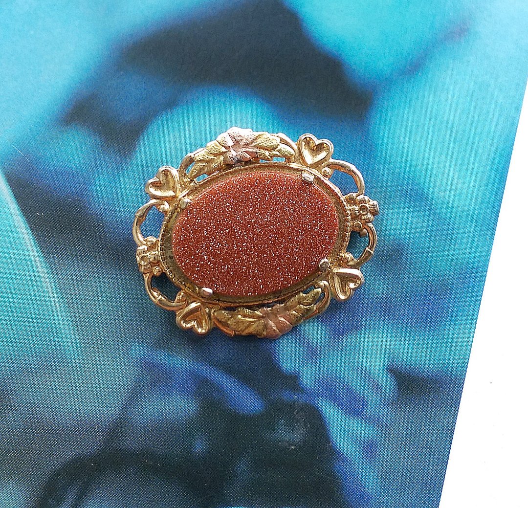 Vintage Jewelry 西洋古董饰品 小巧 雕纹框石材  别针 - 徽章/别针 - 其他金属 金色