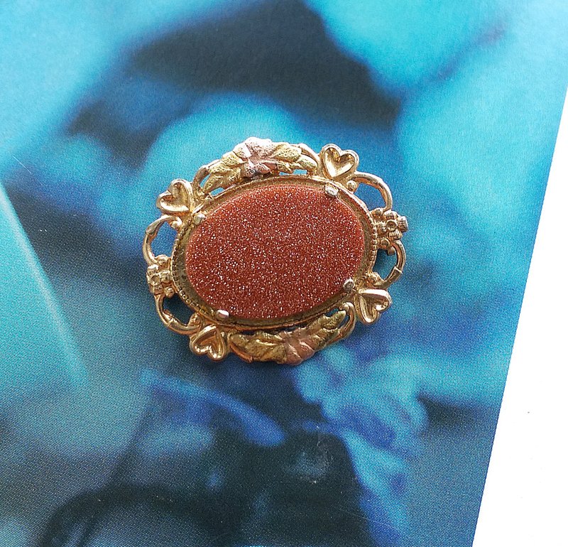 Vintage Jewelry 西洋古董饰品 小巧 雕纹框石材  别针 - 徽章/别针 - 其他金属 金色