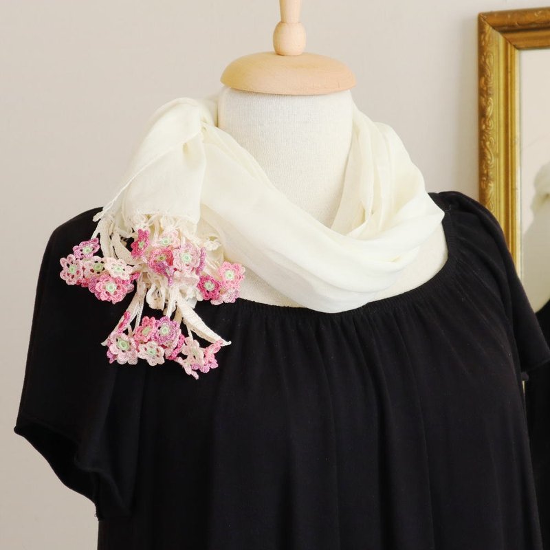 OYA crochet Flower shawl【Wild Flower】White - 丝巾 - 棉．麻 白色