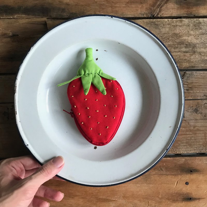 大红草莓拉链包/收纳包 - 零钱包 - 棉．麻 红色