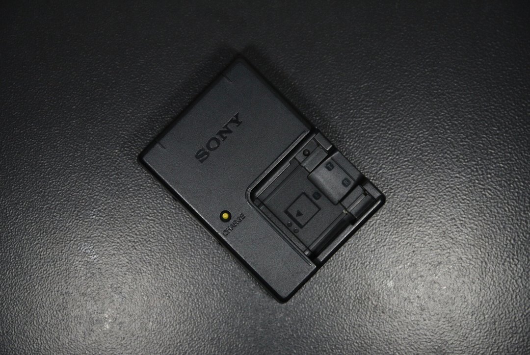 【经典古物】原厂 Sony BC-CS3 电池充电器 充电座 NP-BD1 NP-FD1 - 相机 - 其他材质 