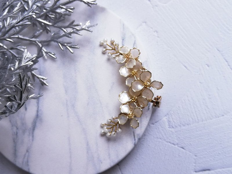 花祈祷 - 耳环/耳夹 - 树脂 白色