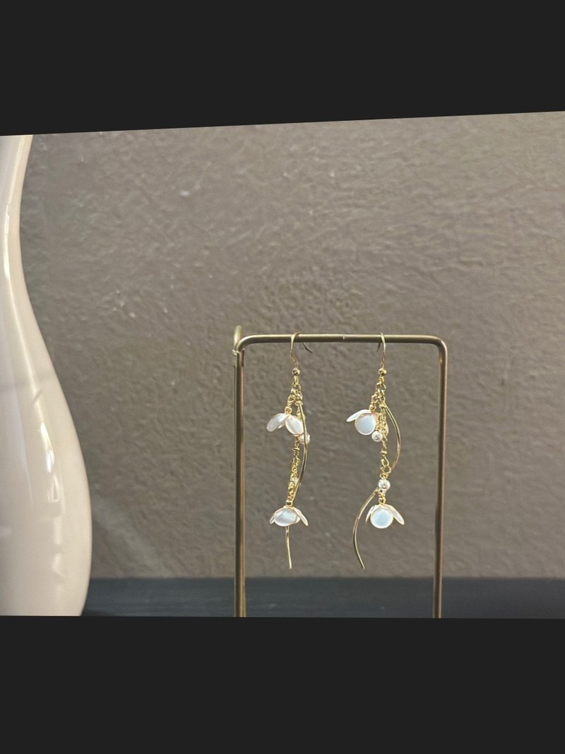 【white】手作树脂水晶花耳环 无痛耳夹 uv饰品 - 耳环/耳夹 - 其他材质 白色