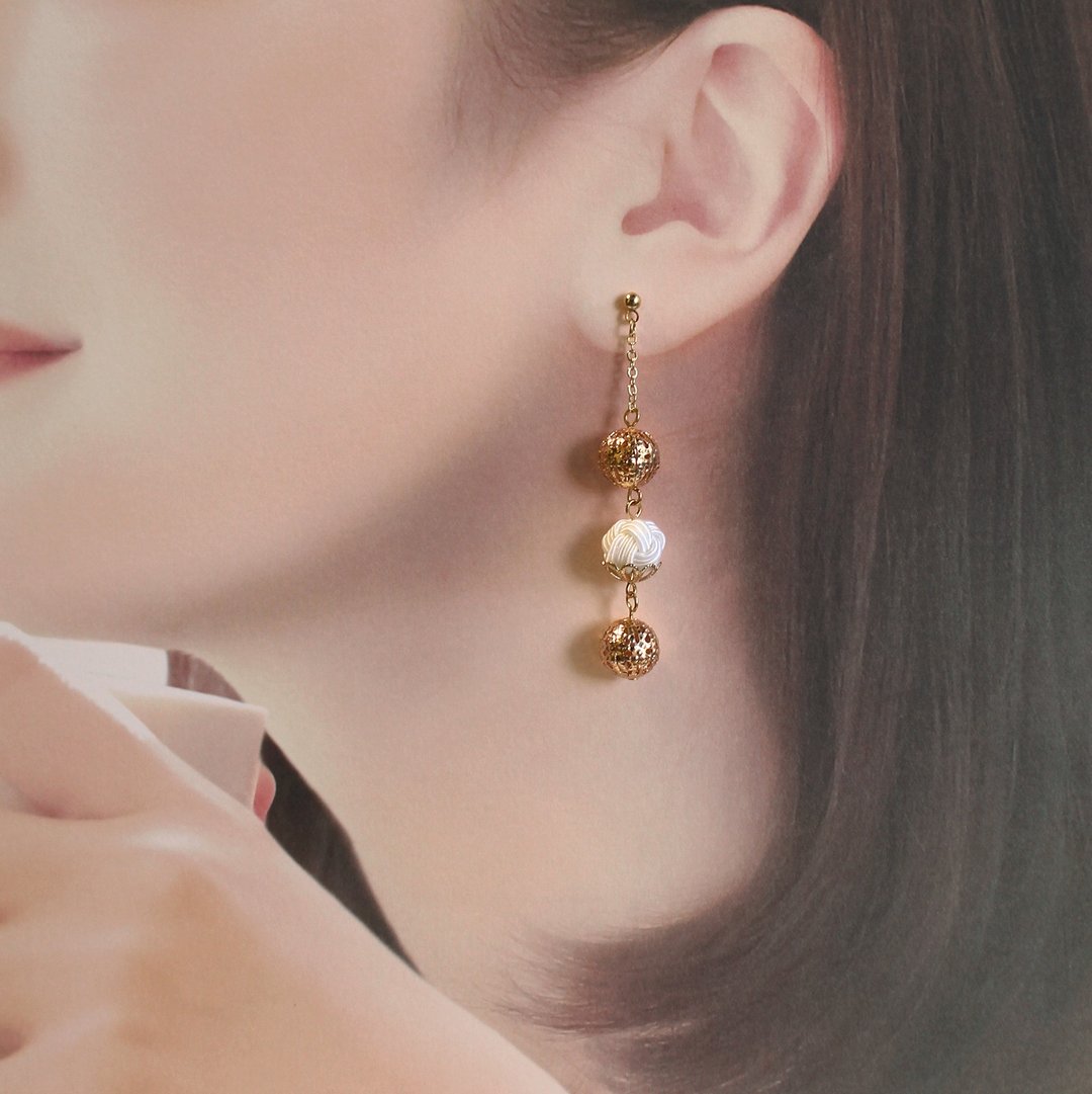 japanese style ear clip / mizuhiki / japan / accessory /  knot / snow - 耳环/耳夹 - 丝．绢 白色