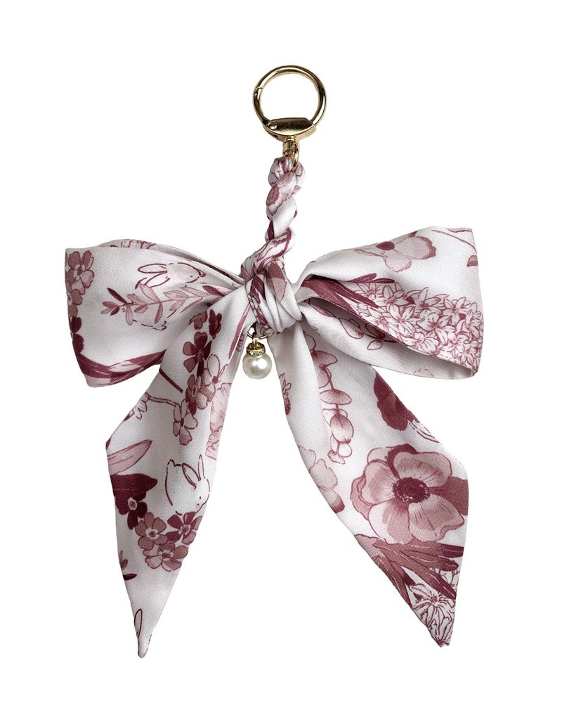 【波丽印花】丝巾绑带蝴蝶结 锁扣小吊饰 英国伦敦 复古月牙色 - 吊饰 - 其他人造纤维 紫色