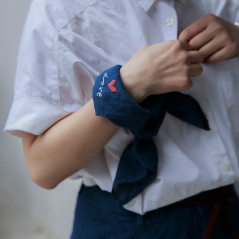 LOVE|靛藍煙綠 純手工愛心刺繡藍染小方巾天然植物染素面手帕領巾 - 其他 - 棉．麻 蓝色