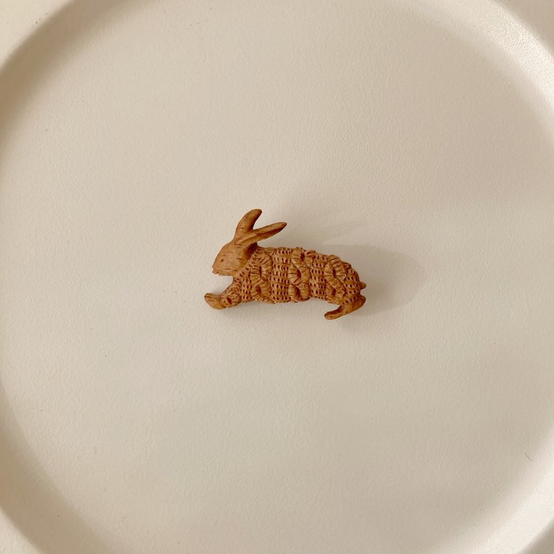 兔子 | 山毛榉木雕胸针 (预购制作・约一个月内到货) - 胸针 - 木头 卡其色