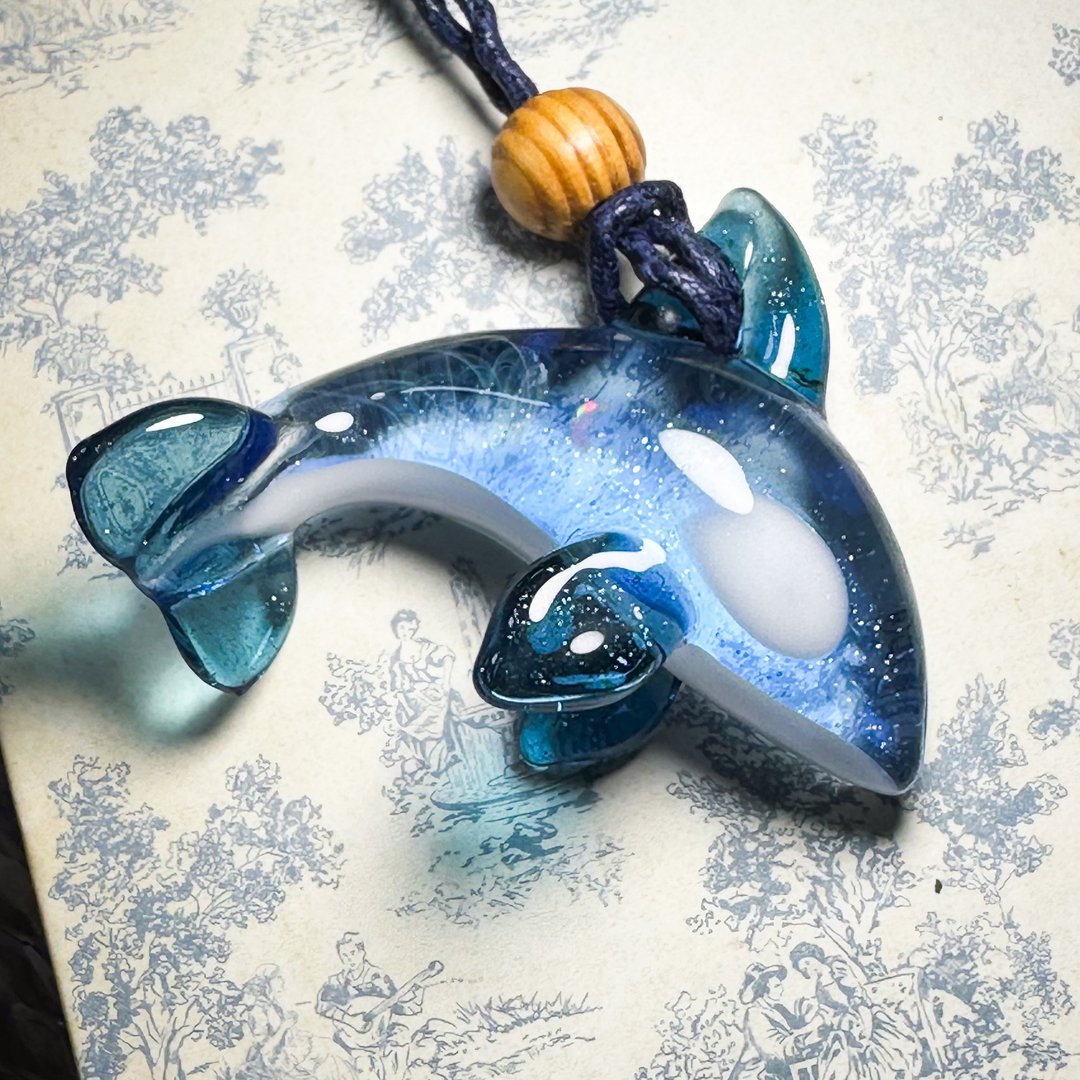 玻璃虎鲸宇宙坠饰／含月光欧泊石 2208308 - 项链 - 玻璃 蓝色