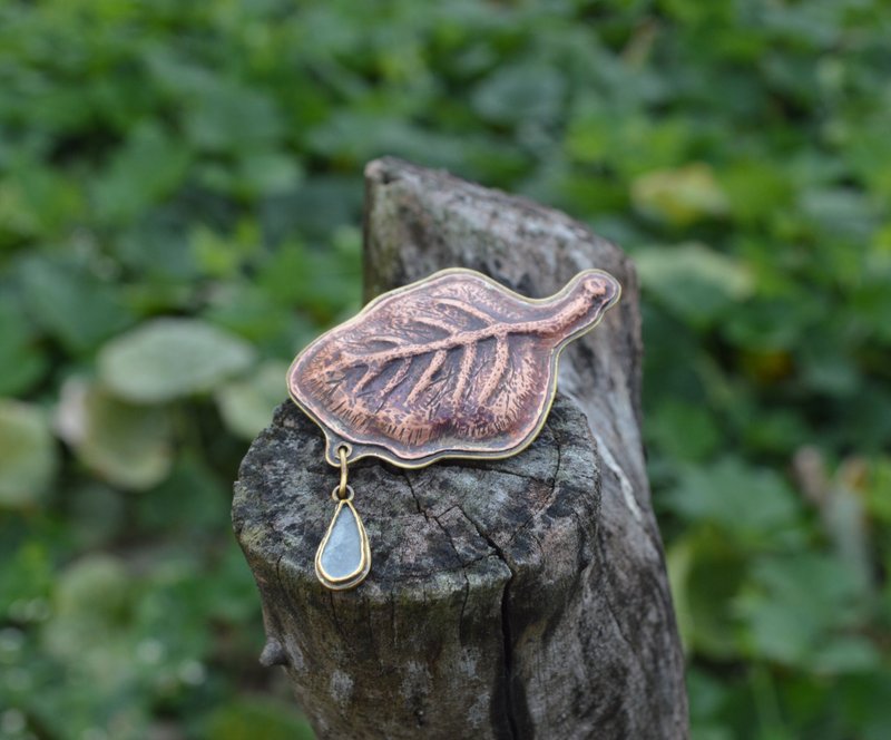 一片叶子一滴水·海水蓝宝黄铜坠·红铜敲花叶子·别针/胸针 - 胸针 - 铜/黄铜 咖啡色