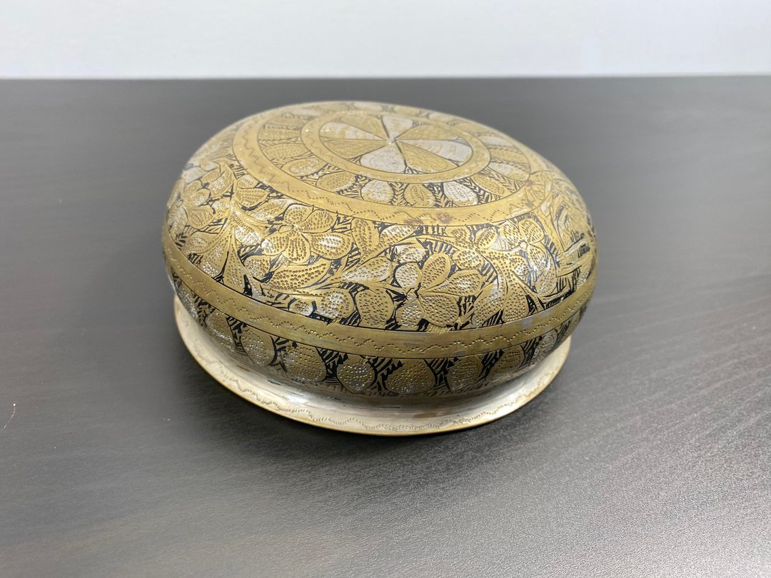 古董黄铜碗手工雕刻容器约 1800 年花卉图案盘子 - 碗 - 铜/黄铜 金色