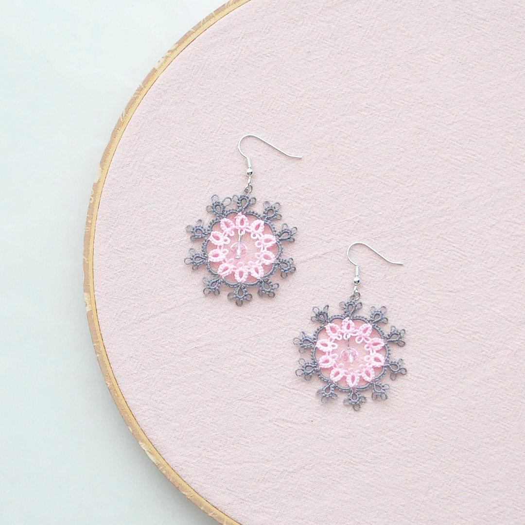 【订制】手编雪花 耳环 深灰与粉红 Tatting Snowflake Earrings - 耳环/耳夹 - 绣线 多色