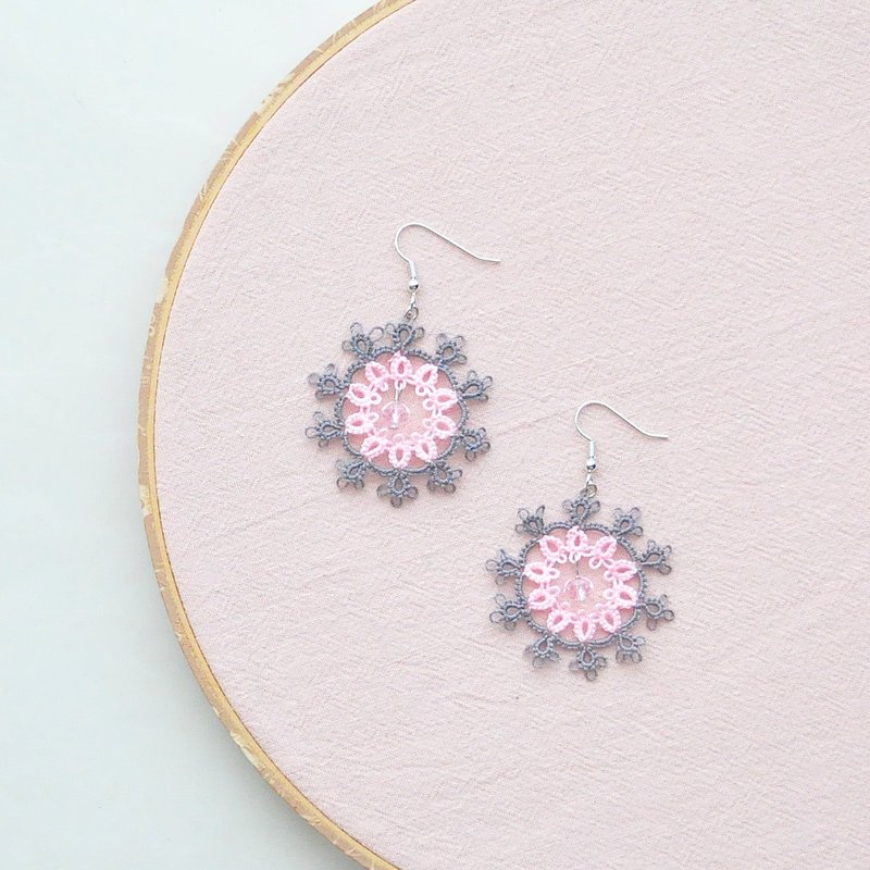 【订制】手编雪花 耳环 深灰与粉红 Tatting Snowflake Earrings - 耳环/耳夹 - 绣线 多色