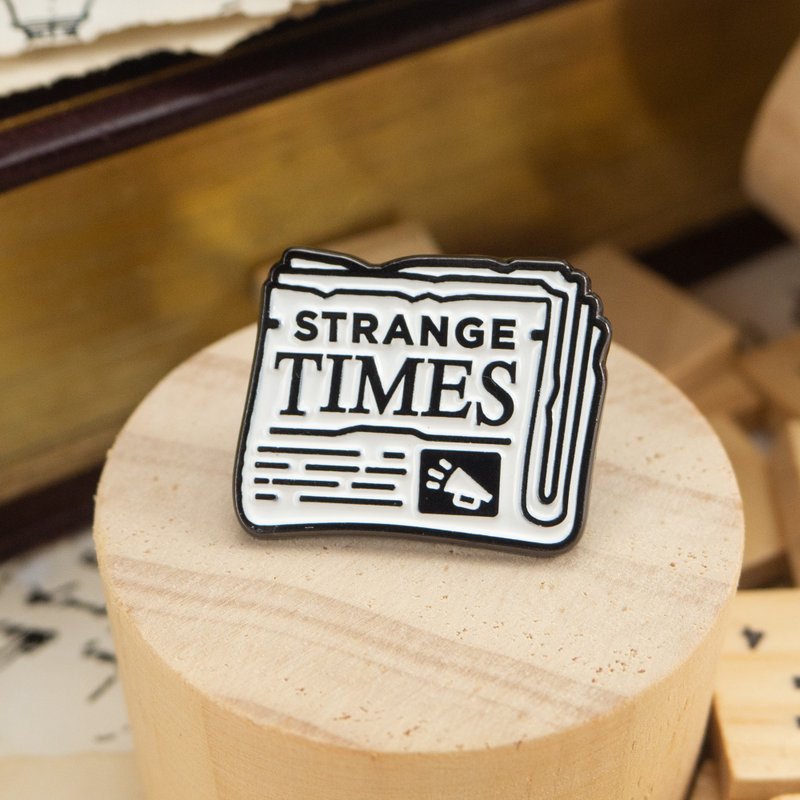 Strange Times Enamel Pin - 胸针 - 其他金属 白色