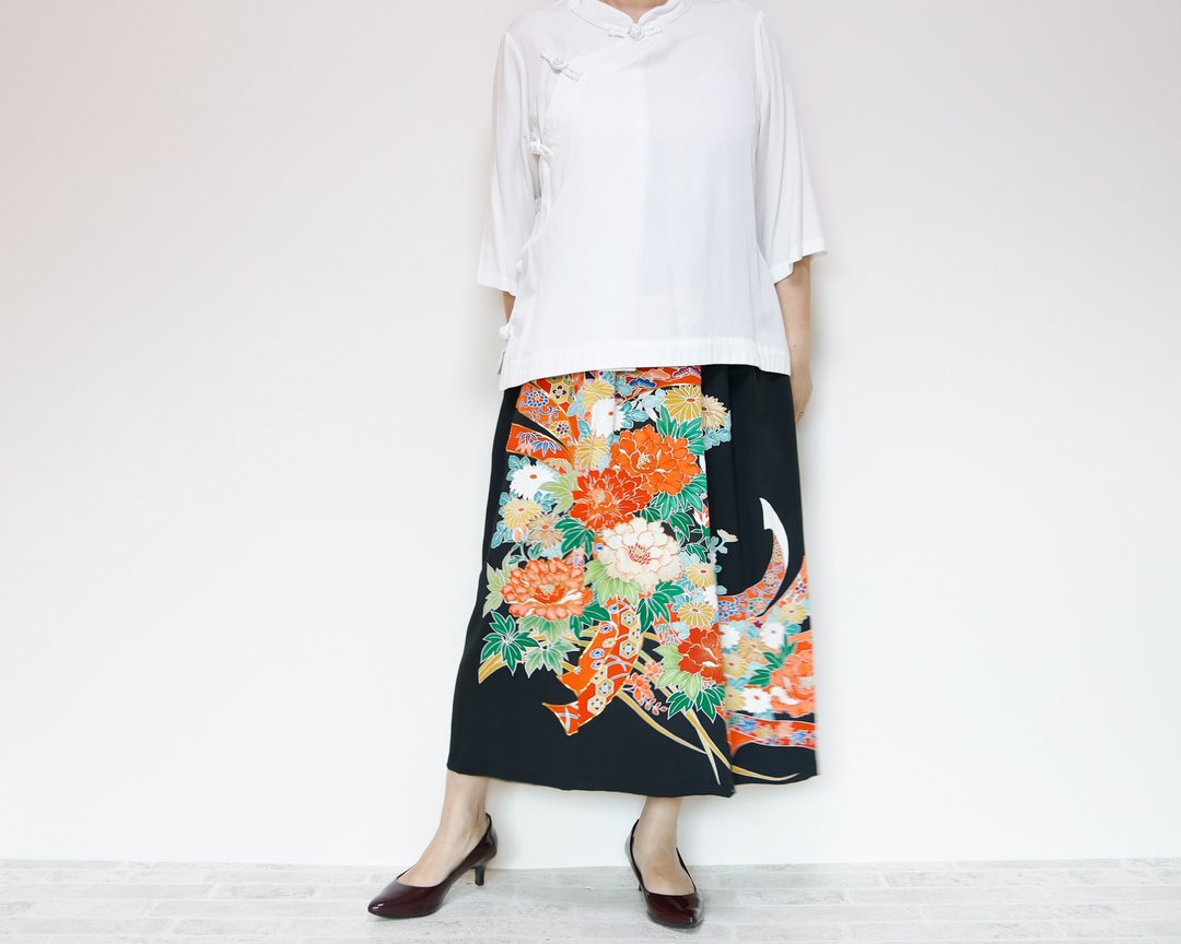 TOMESODE SKIRT - 以复古留袖和服改造的喇叭裙，独一无二的设计 - 裙子 - 丝．绢 黑色