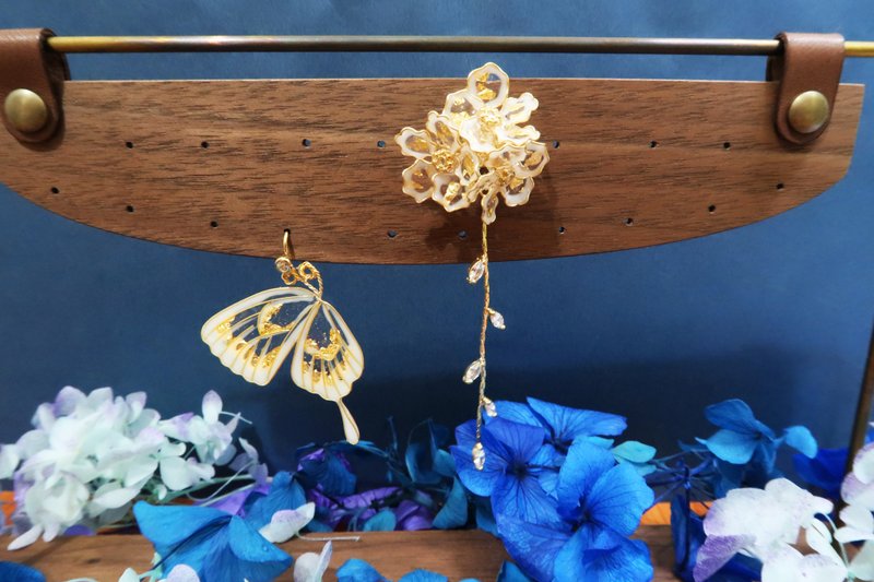 Miss Paranoid偏执狂小姐 透白燕尾蝶与蕾丝金露花耳环925银/钢针 - 耳环/耳夹 - 树脂 透明