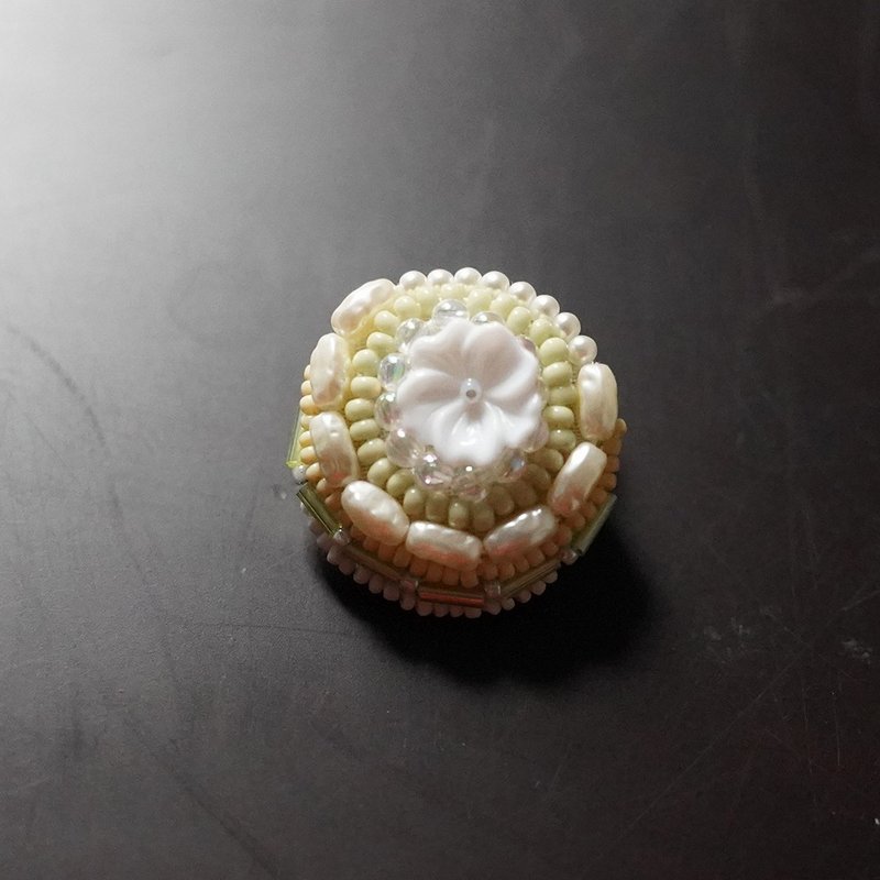 Very light talkative brooch 14 Bead embroidery brooch Pale tone - 胸针 - 塑料 绿色