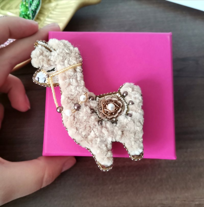 Llama jewelry brooch beaded, llama shawl pin, handmade llama - 胸针 - 聚酯纤维 卡其色