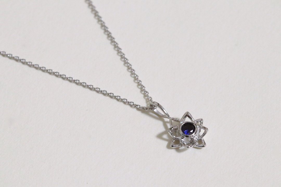 蓝宝石・莲花纯银项链 - 项链 - 其他金属 蓝色