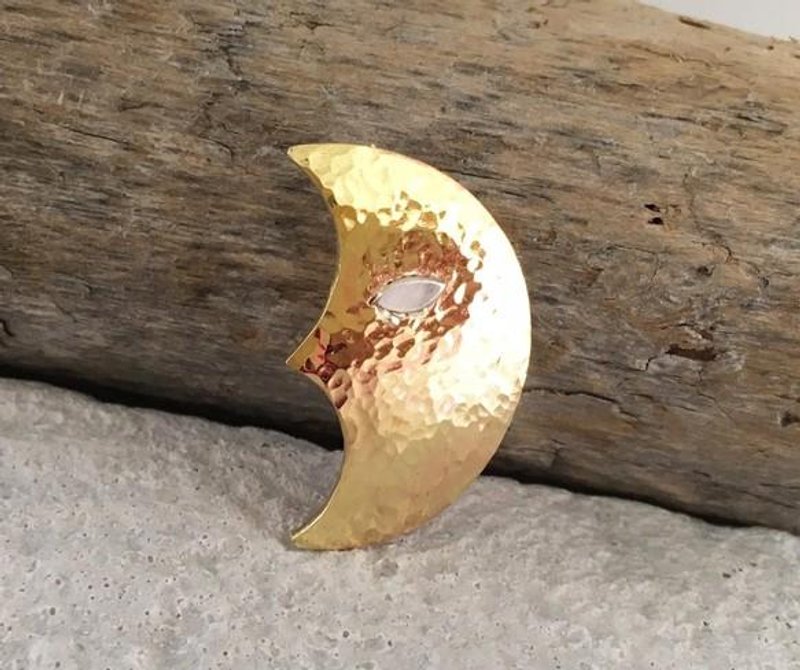 Crescent Face ◆ Silver-eyed crescent face Brass forged brooch - 胸针 - 其他金属 