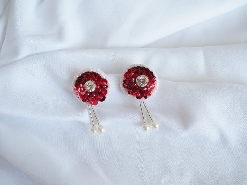 Red circle earrings | Stud and Clip-on earrings | Valentine's earrings - 耳环/耳夹 - 绣线 红色