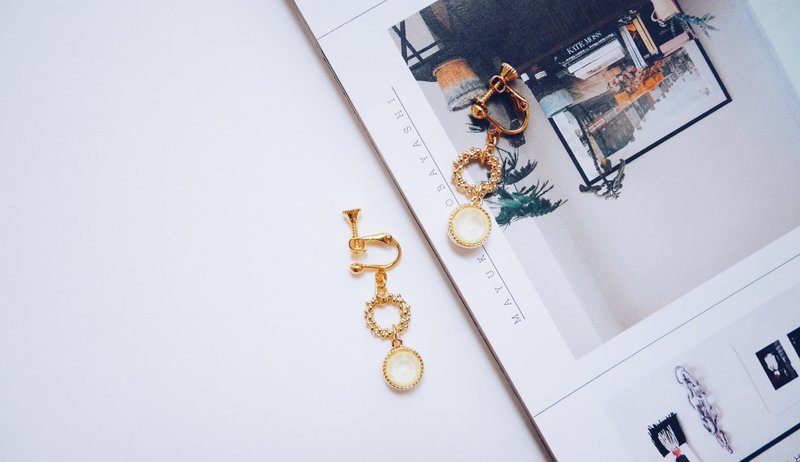 沁透--花环柔和黄圆形水晶缀饰耳环 - 耳环/耳夹 - 其他金属 黄色