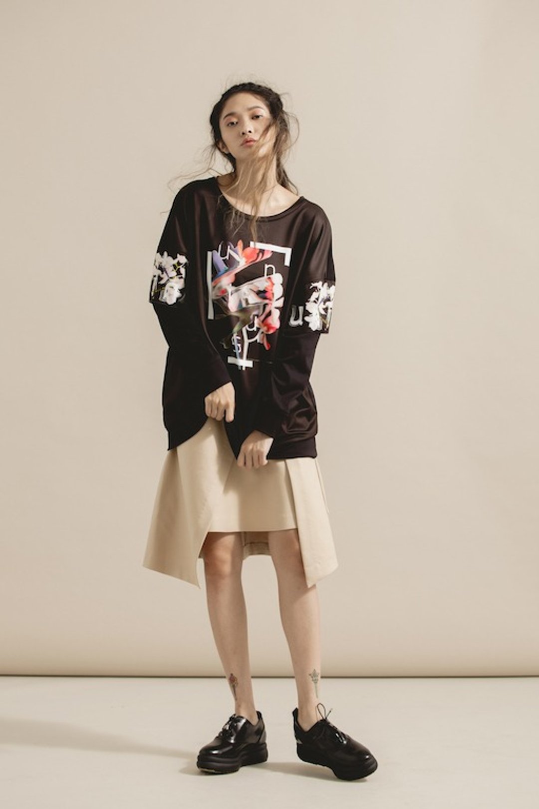 变形花卉T Shirt-黑 - 女装 T 恤 - 聚酯纤维 黑色