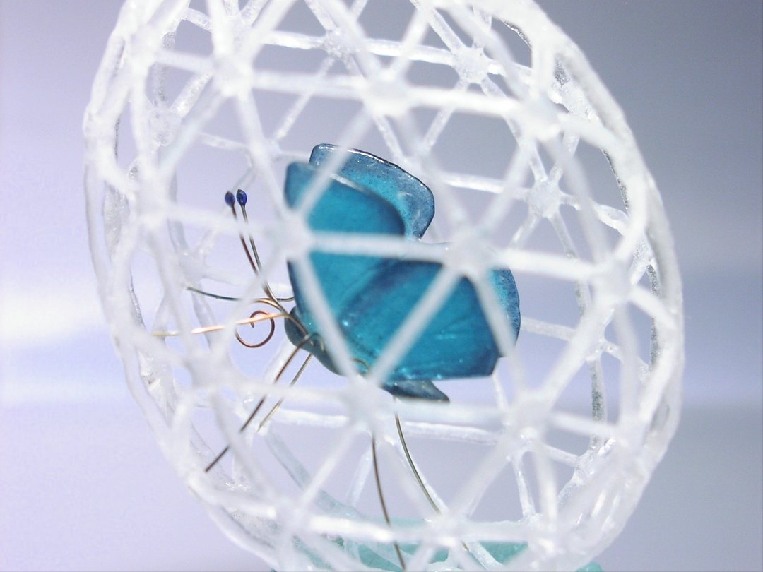 Glass butterfly Arhopala ganesa in lace egg - 摆饰 - 玻璃 蓝色