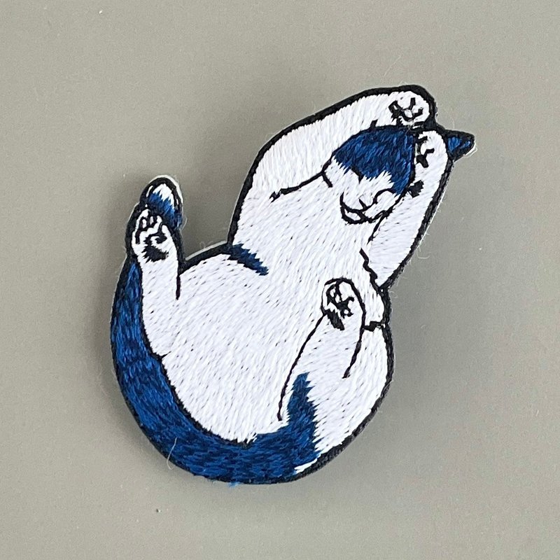 用双手洗脸的猫/Norimaki胸针 - 胸针 - 绣线 白色