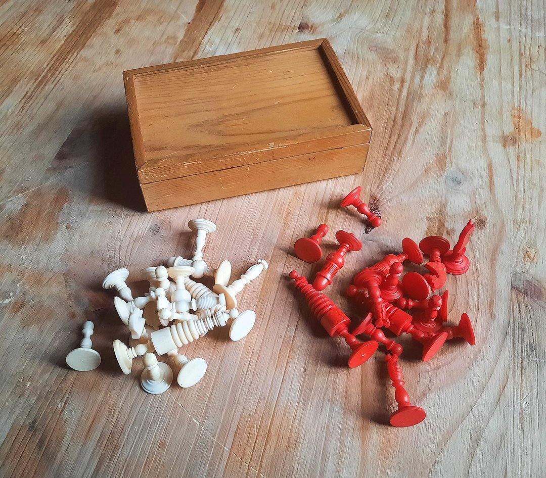红白小骨棋古董 – 复古老旅行棋组 XIX - 桌游/玩具 - 其他材质 