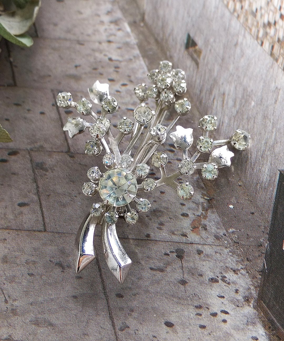 Vintage Jewelry  银色调 立体 白莱茵钻 花束 气质 别针 - 徽章/别针 - 其他金属 金色