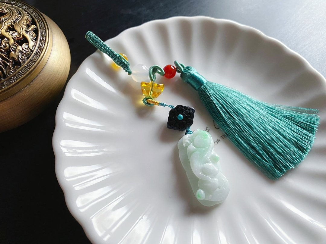天然缅甸玉翡翠 白底青飘阳绿 荷叶鱼 翡翠 礼物 天然石 包 - 吊饰 - 玉石 绿色