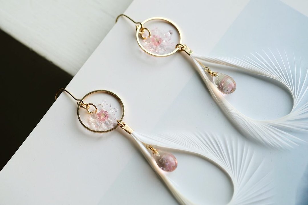 The snowy feather earrings 雪羽琉璃耳环 - 耳环/耳夹 - 玻璃 粉红色