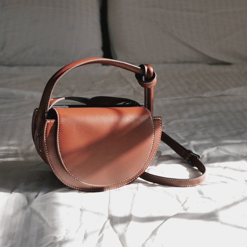 半月包斜背包 Eve Flap Bag 真皮包/ Espresso Brown - 侧背包/斜挎包 - 真皮 咖啡色