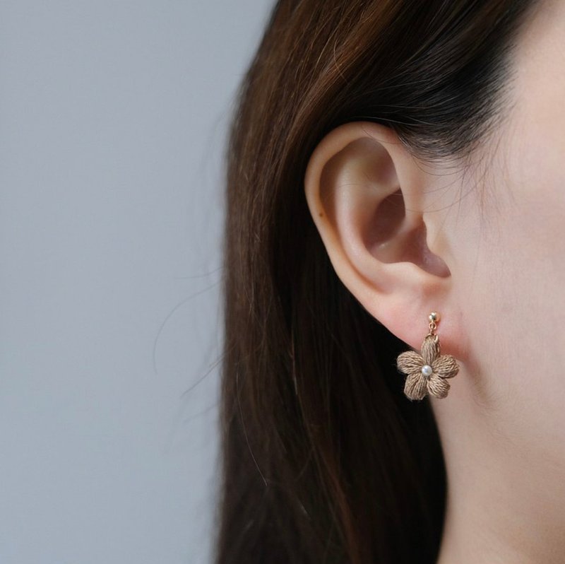 鈎织迷你小花耳环 啡色 - 耳环/耳夹 - 绣线 咖啡色