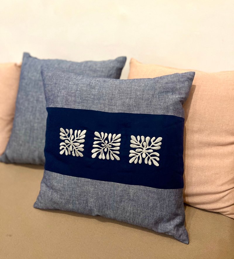 手绣亚麻抱枕套：白色珊瑚花绽、海军蓝与绛蓝色 - 枕头/抱枕 - 棉．麻 蓝色