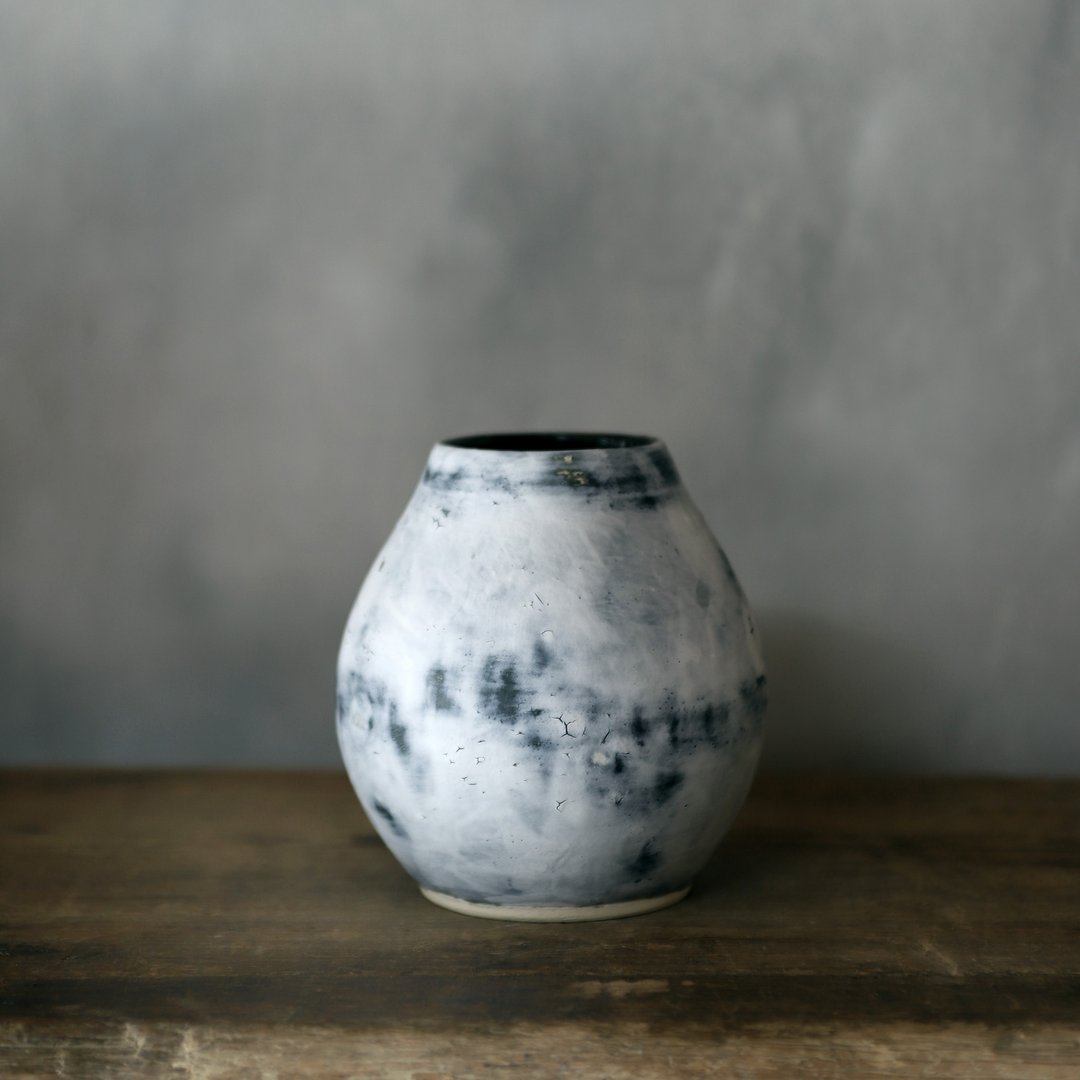 Non-glaze white makeup mud vase / jar - 花瓶/陶器 - 陶 白色