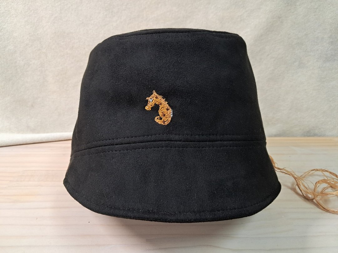 海马宝宝麂皮盆帽 - 帽子 - 绣线 黑色