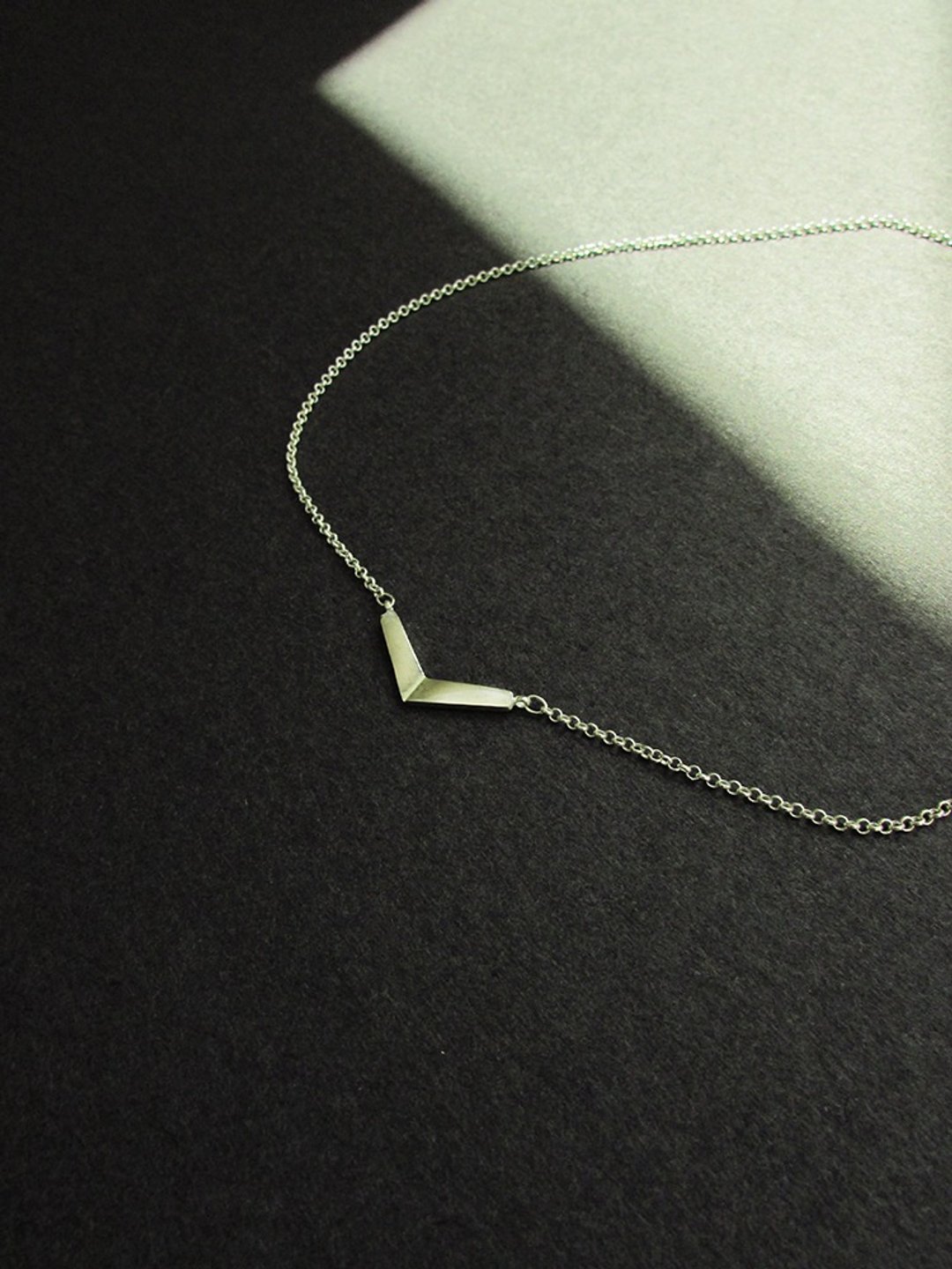 bear v necklace_黑熊v项链 | 925银 新娘饰品 伴娘礼 谢礼 闺蜜 - 项链 - 银 银色